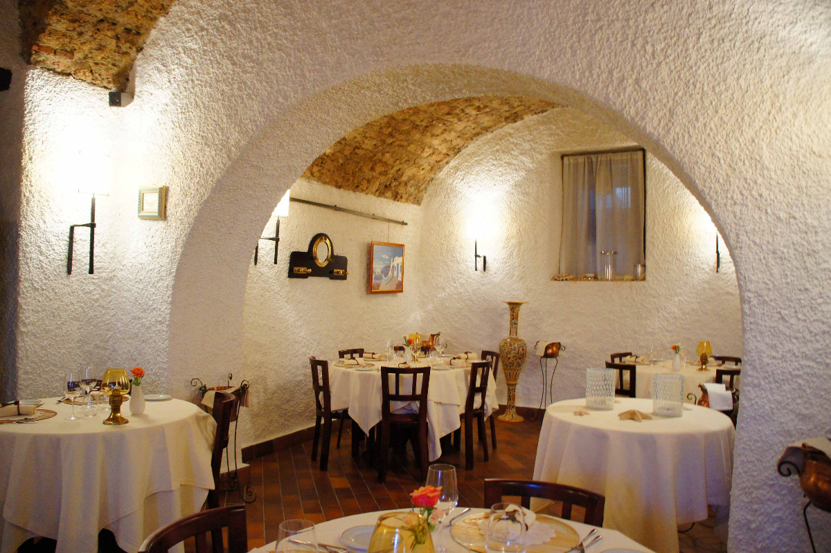 Ristorante-Al-Porticciolo-84-la-sala.